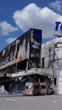 Bu dikey video, Bucha, Ukrayna 'daki bir alışveriş merkezinin savaş tarafından tahrip edildiğini gösteriyor.