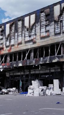 Bu dikey video, Bucha, Ukrayna 'daki bir alışveriş merkezinin savaş tarafından tahrip edildiğini gösteriyor.