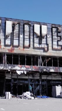 Bu dikey video, Bucha, Ukrayna 'daki bir alışveriş merkezinin savaş tarafından tahrip edildiğini gösteriyor.