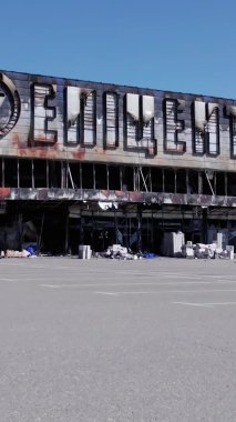 Bu dikey video, Bucha, Ukrayna 'daki bir alışveriş merkezinin savaş tarafından tahrip edildiğini gösteriyor.