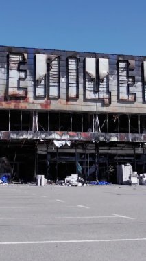 Bu dikey video, Bucha, Ukrayna 'daki bir alışveriş merkezinin savaş tarafından tahrip edildiğini gösteriyor.