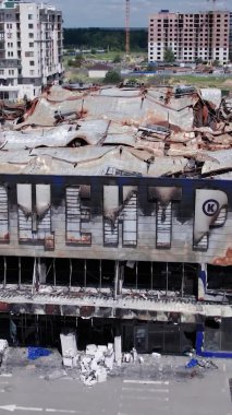 Bu dikey video, Bucha, Ukrayna 'daki bir alışveriş merkezinin savaş tarafından tahrip edildiğini gösteriyor.