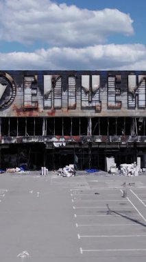 Bu dikey video, Bucha, Ukrayna 'daki bir alışveriş merkezinin savaş tarafından tahrip edildiğini gösteriyor.