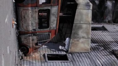 Bu dikey video, Bucha, Ukrayna 'daki bir alışveriş merkezinin savaş tarafından tahrip edildiğini gösteriyor.