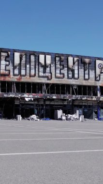 Bu dikey video, Bucha, Ukrayna 'daki bir alışveriş merkezinin savaş tarafından tahrip edildiğini gösteriyor.