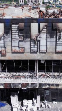 Bu dikey video, Bucha, Ukrayna 'daki bir alışveriş merkezinin savaş tarafından tahrip edildiğini gösteriyor.