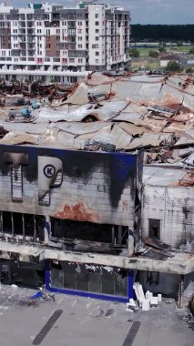 Bu dikey video, Bucha, Ukrayna 'daki bir alışveriş merkezinin savaş tarafından tahrip edildiğini gösteriyor.