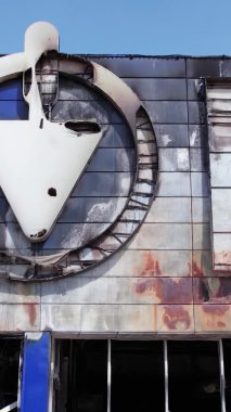 Bu dikey video, Bucha, Ukrayna 'daki bir alışveriş merkezinin savaş tarafından tahrip edildiğini gösteriyor.