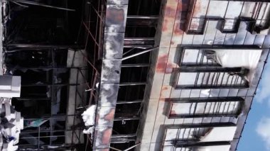 Bu dikey video, Bucha, Ukrayna 'daki bir alışveriş merkezinin savaş tarafından tahrip edildiğini gösteriyor.