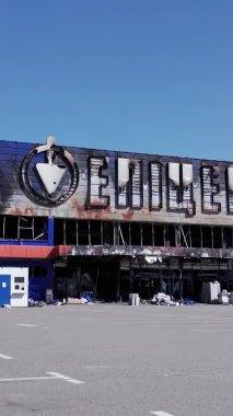 Bu dikey video, Bucha, Ukrayna 'daki bir alışveriş merkezinin savaş tarafından tahrip edildiğini gösteriyor.