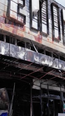 Bu dikey video, Bucha, Ukrayna 'daki bir alışveriş merkezinin savaş tarafından tahrip edildiğini gösteriyor.