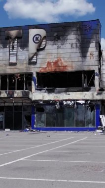 Bu dikey video, Bucha, Ukrayna 'daki bir alışveriş merkezinin savaş tarafından tahrip edildiğini gösteriyor.