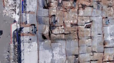 Bu dikey video, Bucha, Ukrayna 'daki bir alışveriş merkezinin savaş tarafından tahrip edildiğini gösteriyor.