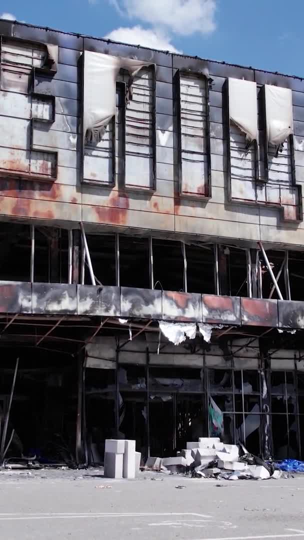 Tämä Varastossa Pystysuora Video Näyttää Tuhoutunut Sodan Rakennuksen Kauppakeskuksen Bucha — kuvapankkivideo