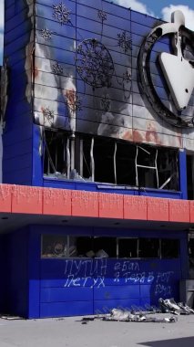 Bu dikey video, Bucha, Ukrayna 'daki bir alışveriş merkezinin savaş tarafından tahrip edildiğini gösteriyor.