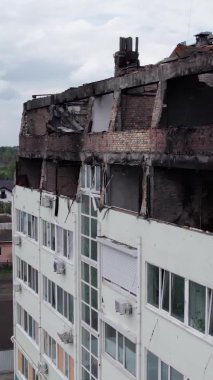 Bu borsa dikey videosu Stoyanka, Bucha, Ukrayna 'da savaştan zarar görmüş bir binayı gösteriyor.