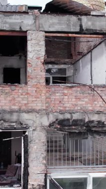 Bu borsa dikey videosu Stoyanka, Bucha, Ukrayna 'da savaştan zarar görmüş bir binayı gösteriyor.