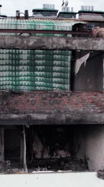 Bu borsa dikey videosu Stoyanka, Bucha, Ukrayna 'da savaştan zarar görmüş bir binayı gösteriyor.