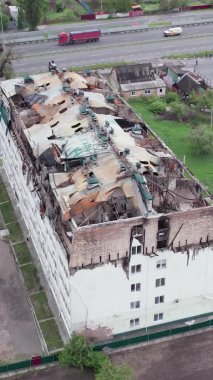 Bu borsa dikey videosu Stoyanka, Bucha, Ukrayna 'da savaştan zarar görmüş bir binayı gösteriyor.