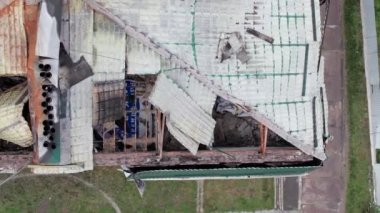 Bu borsa dikey videosu Stoyanka, Bucha, Ukrayna 'da savaştan zarar görmüş bir binayı gösteriyor.