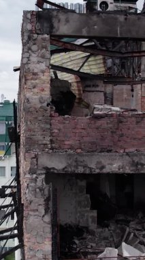 Bu borsa dikey videosu Stoyanka, Bucha, Ukrayna 'da savaştan zarar görmüş bir binayı gösteriyor.