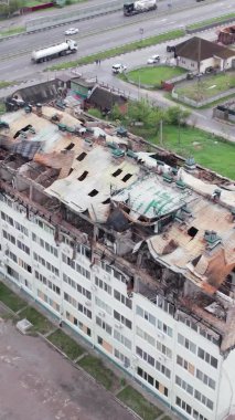 Bu borsa dikey videosu Stoyanka, Bucha, Ukrayna 'da savaştan zarar görmüş bir binayı gösteriyor.