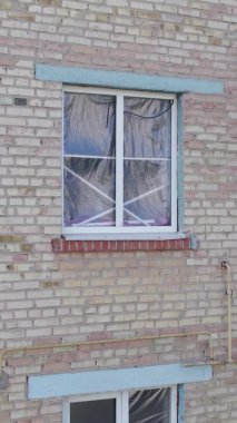 Bu stok dikey video Ukrayna 'daki savaş sırasında Makariv şehrinde yıkılan bir binayı gösteriyor.