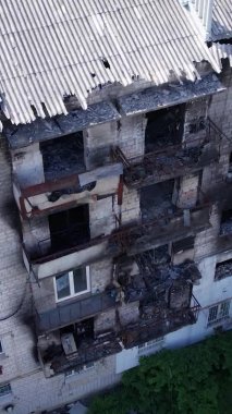 Bu stok dikey video Ukrayna 'daki savaş sırasında Makariv şehrinde yıkılan bir binayı gösteriyor.