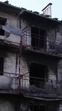 Bu stok dikey video Ukrayna 'daki savaş sırasında Makariv şehrinde yıkılan bir binayı gösteriyor.