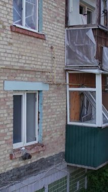 Bu stok dikey video Ukrayna 'daki savaş sırasında Makariv şehrinde yıkılan bir binayı gösteriyor.