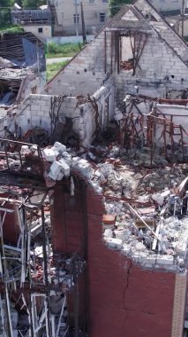 Bu stok dikey video Ukrayna 'daki savaş sırasında Makariv şehrinde yıkılan bir binayı gösteriyor.