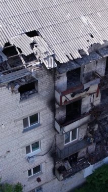 Bu stok dikey video Ukrayna 'daki savaş sırasında Makariv şehrinde yıkılan bir binayı gösteriyor.