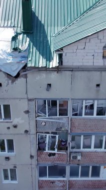 Bu stok dikey video Ukrayna 'daki savaş sırasında Makariv şehrinde yıkılan bir binayı gösteriyor.