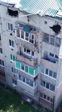 Bu stok dikey video Ukrayna 'daki savaş sırasında Makariv şehrinde yıkılan bir binayı gösteriyor.