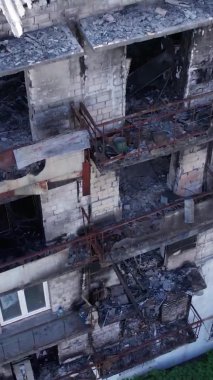 Bu stok dikey video Ukrayna 'daki savaş sırasında Makariv şehrinde yıkılan bir binayı gösteriyor.