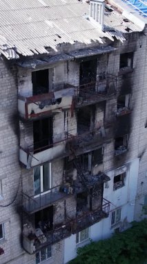 Bu stok dikey video Ukrayna 'daki savaş sırasında Makariv şehrinde yıkılan bir binayı gösteriyor.