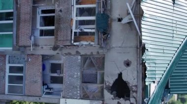 Bu stok dikey video Ukrayna 'daki savaş sırasında Makariv şehrinde yıkılan bir binayı gösteriyor.
