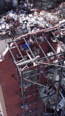 Bu stok dikey video Ukrayna 'daki savaş sırasında Makariv şehrinde yıkılan bir binayı gösteriyor.