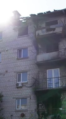Bu stok dikey video Ukrayna 'daki savaş sırasında Makariv şehrinde yıkılan bir binayı gösteriyor.