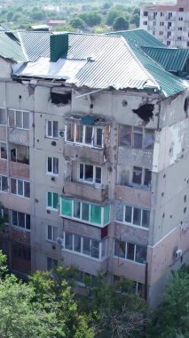 Bu stok dikey video Ukrayna 'daki savaş sırasında Makariv şehrinde yıkılan bir binayı gösteriyor.
