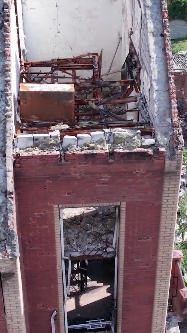 영상은 우크라이나 기간에 시에서 파괴된 건물을 보여준다 — 비디오
