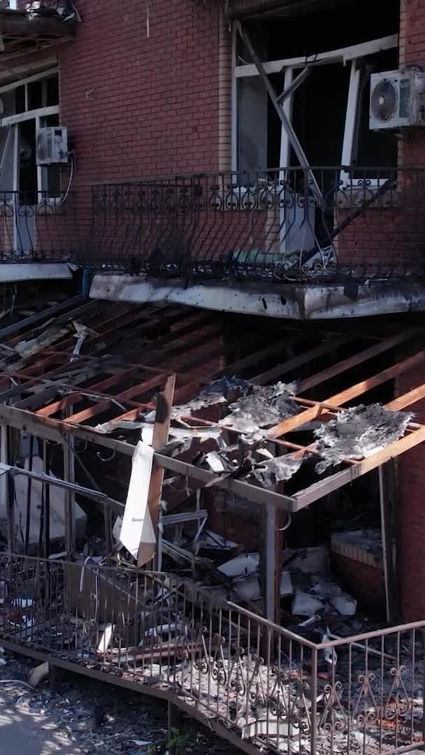 Este Video Vertical Muestra Edificio Destruido Ciudad Makariv Durante Guerra — Vídeo de stock