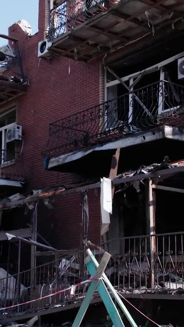 Αυτό Απόθεμα Κατακόρυφο Βίντεο Δείχνει Ένα Κατεστραμμένο Κτίριο Στην Πόλη — Αρχείο Βίντεο