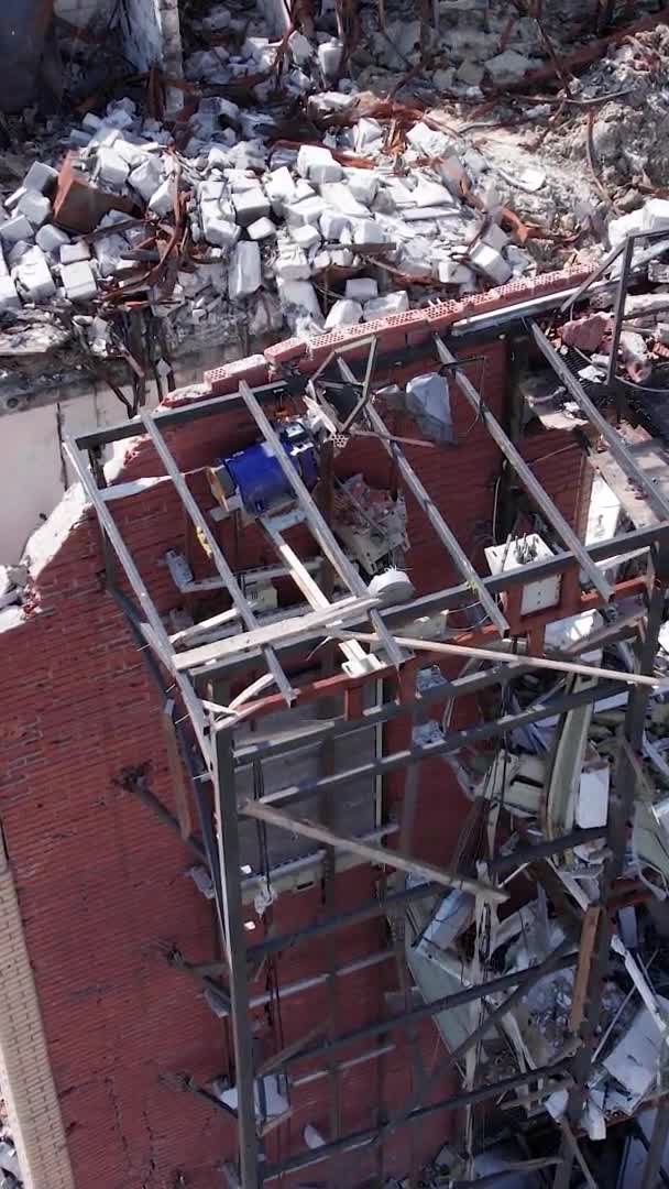 Deze Verticale Aandelenvideo Toont Een Verwoest Gebouw Stad Makariv Tijdens — Stockvideo