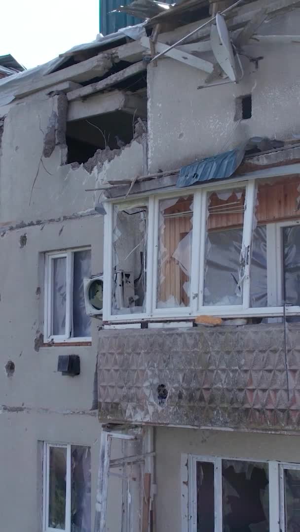Video Vertikal Ini Menunjukkan Sebuah Bangunan Yang Hancur Kota Makariv — Stok Video