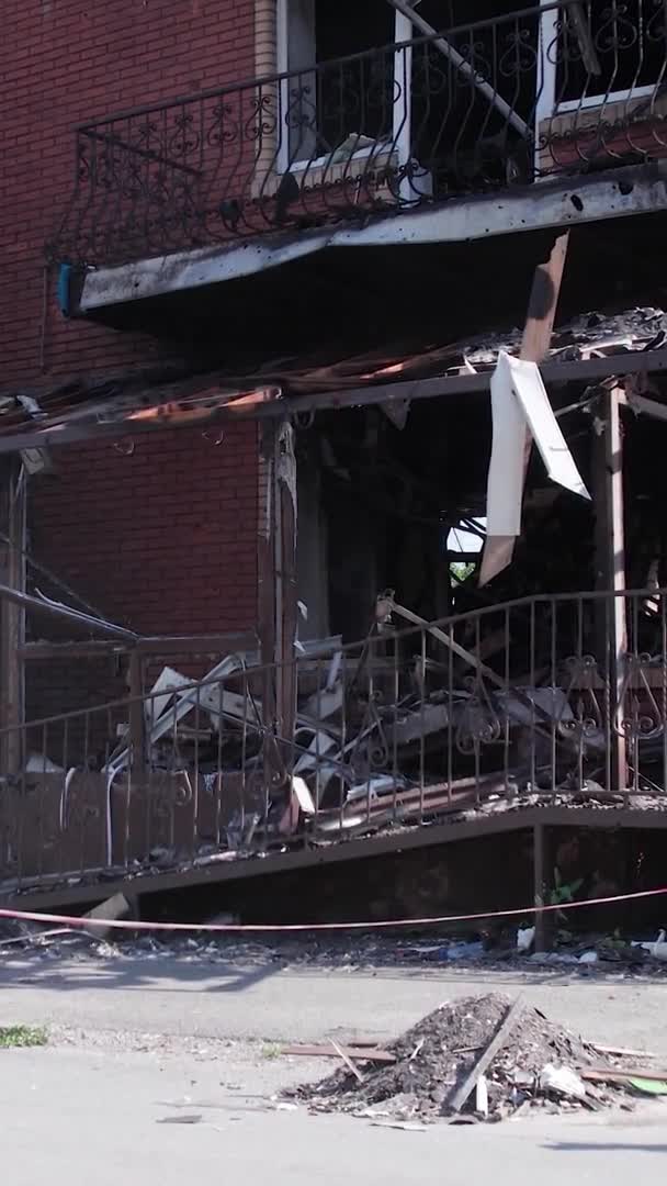 Este Video Vertical Muestra Edificio Destruido Ciudad Makariv Durante Guerra — Vídeo de stock