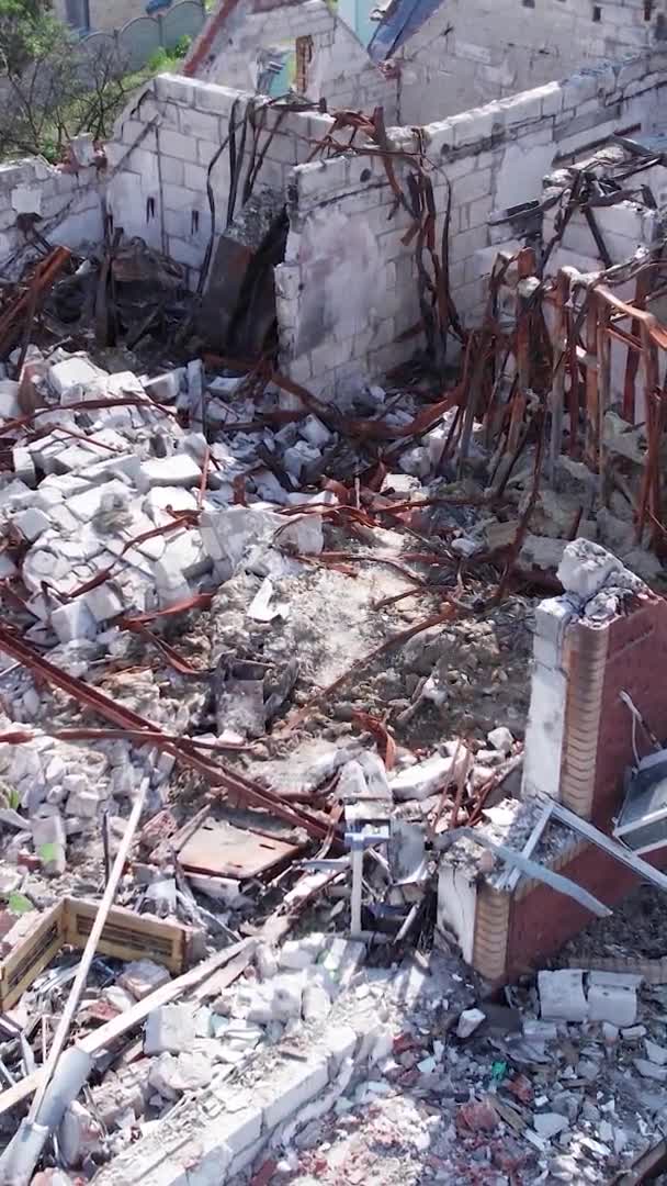 Este Video Vertical Muestra Edificio Destruido Ciudad Makariv Durante Guerra — Vídeos de Stock