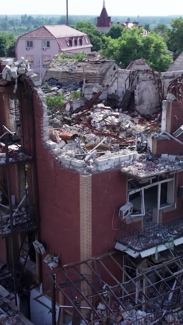 Este Video Vertical Muestra Edificio Destruido Ciudad Makariv Durante Guerra — Vídeos de Stock