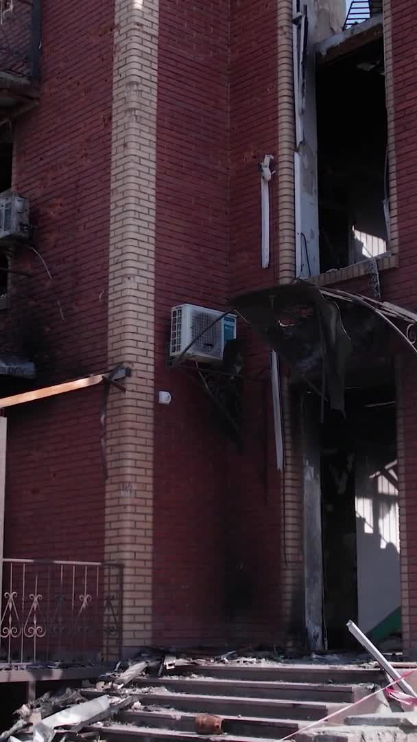 Questo Video Verticale Stock Mostra Edificio Distrutto Nella Città Makariv — Video Stock