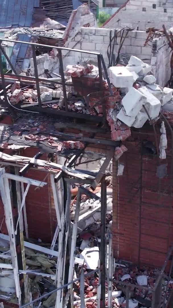 Este Video Vertical Muestra Edificio Destruido Ciudad Makariv Durante Guerra — Vídeos de Stock